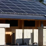 When should businesses and homes use solar energy storage?